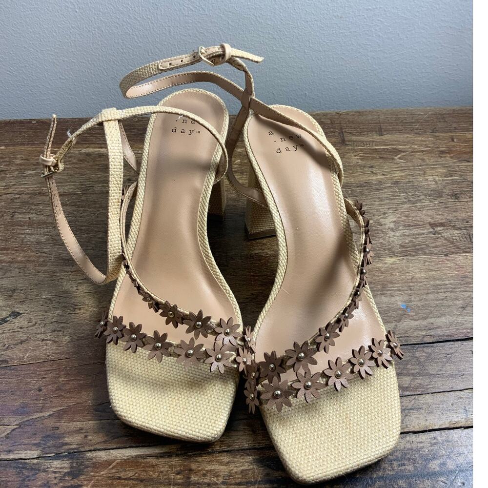 A. New. Day Rattan Flower strappy shoes size 6.5 - Picture 3 of 7